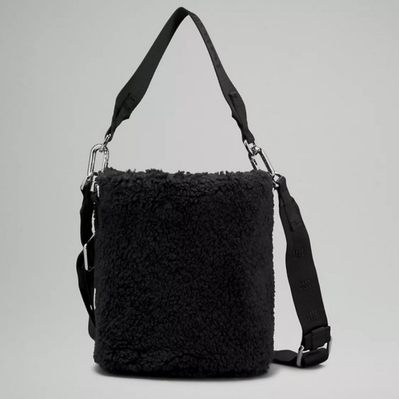 LULULEMON Crossbody Fleece Bucket Bag 2.5L in Black - Picture 3 of 9